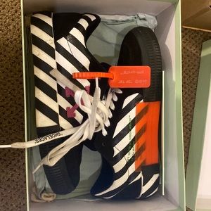 Off-white diag low-top sneakers